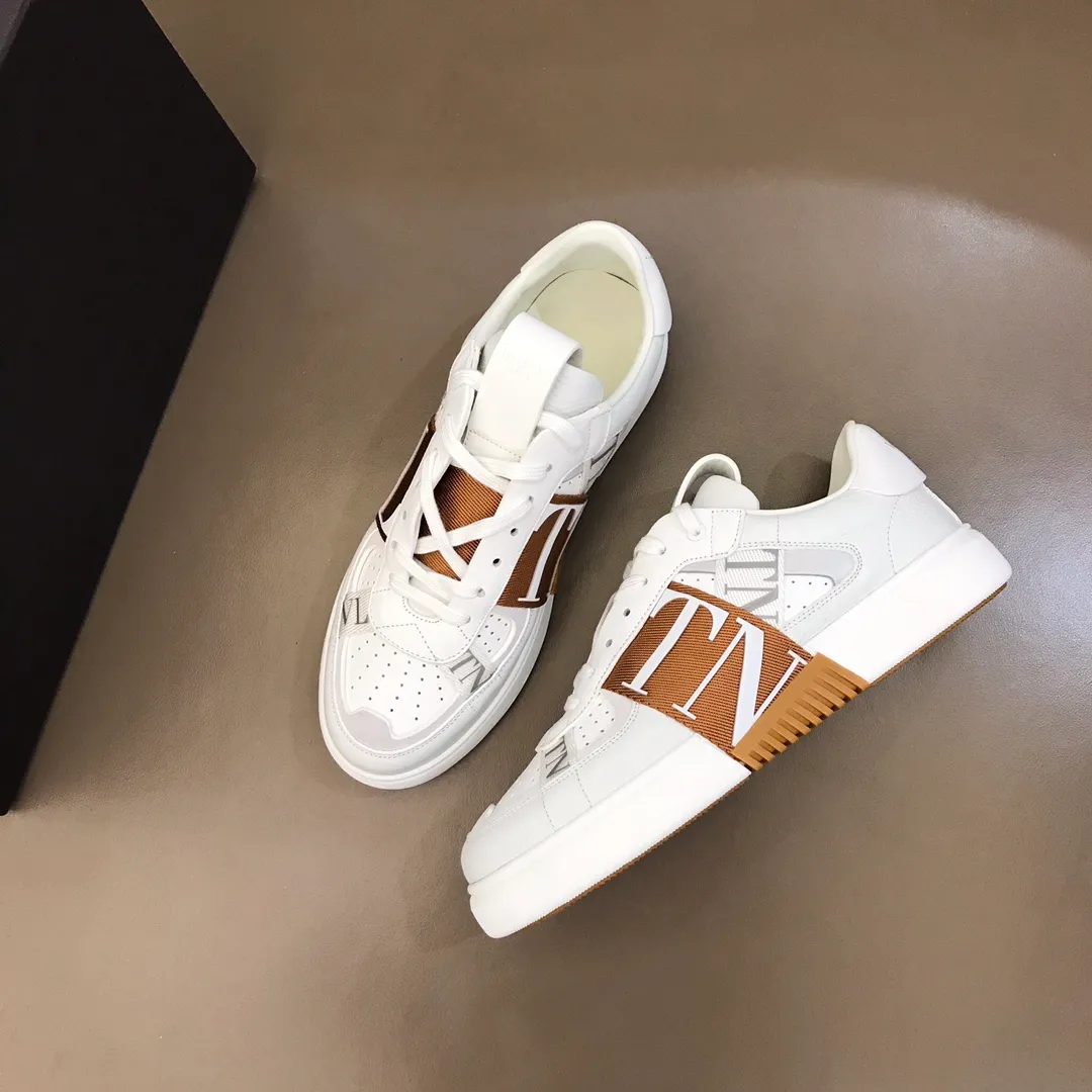 p440 "Valentin*" new spring and summer calfskin lace-up sneakers. No man should be able to refuse these shoes. The classic color scheme is so handsome! Purchase a high-precision replica of the original version to instantly sell off the market currency! 6 VLTN logo rubber effect straps - Valentino Garavani Logo printed on the back and tongue, all materials are customized to ensure quality! Size: 38-44